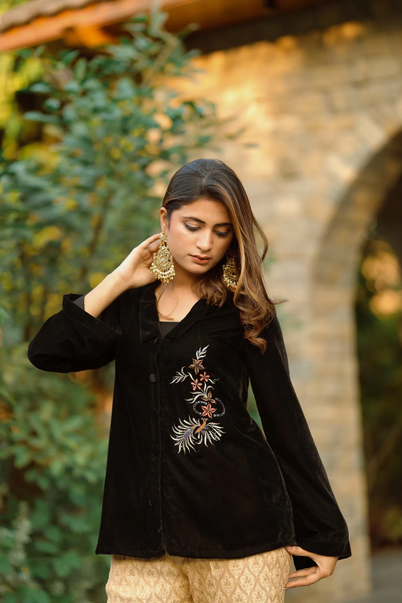 BLACK EMBROIDERED VELVET CAPE