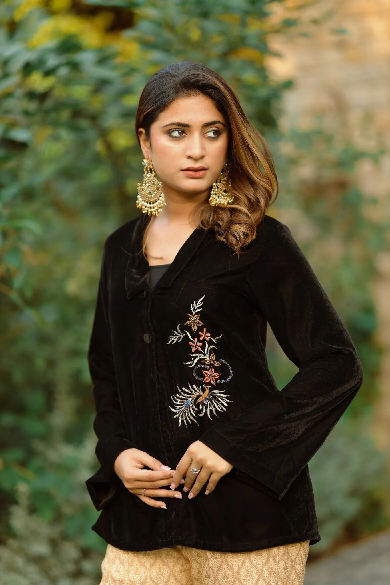 BLACK EMBROIDERED VELVET CAPE